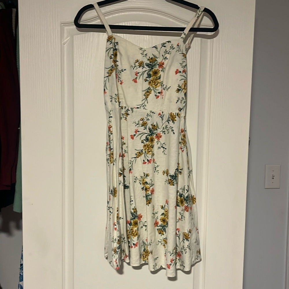 super cute and flowy spring-time dress, perfect for brunch or a picnic :)